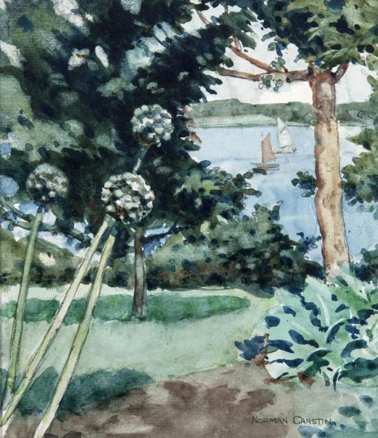 Vista di un lago con barche a vela